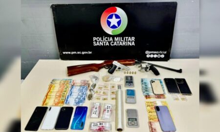 Ação da Polícia Militar termina com prisões, apreensão de armas e entorpecentes em Morro da Fumaça