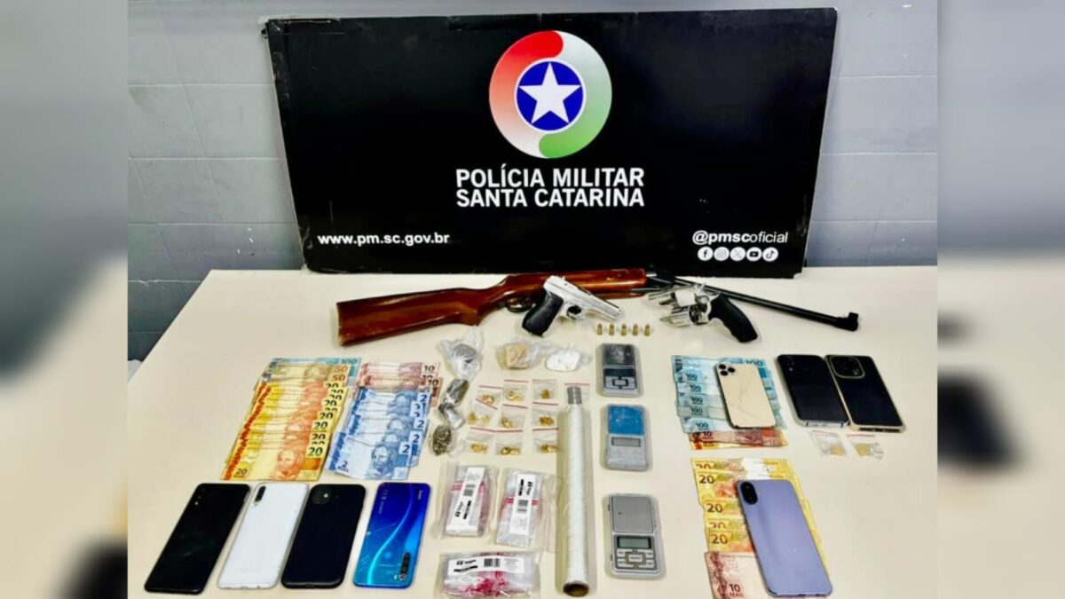 Ação da Polícia Militar termina com prisões, apreensão de armas e entorpecentes em Morro da Fumaça