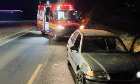 Colisão entre carro e moto deixa homem ferido
