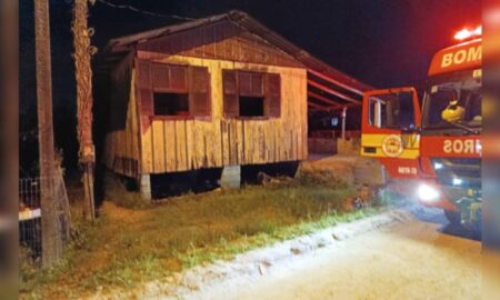 Bombeiros controlam incêndio em residência na Rua dos Corais