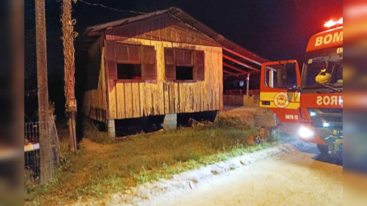 Bombeiros controlam incêndio em residência na Rua dos Corais