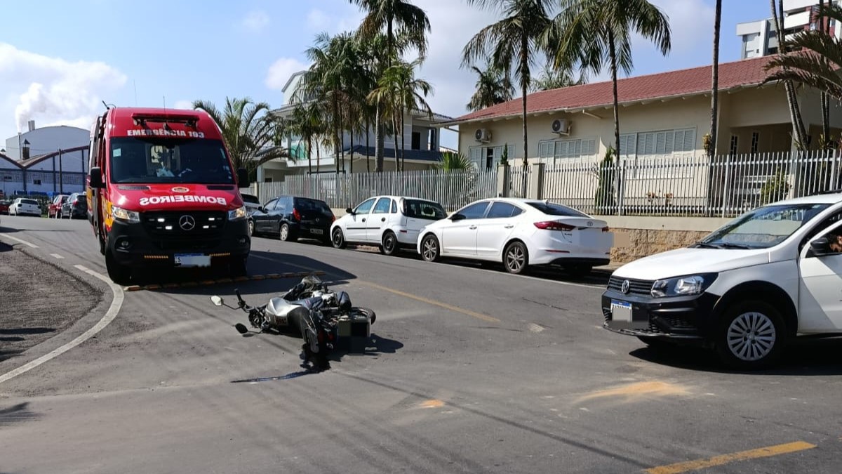 Bombeiros de Morro da Fumaça atendem idoso ferido em colisão em Cocal do Sul