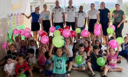 Master do Rui Barbosa visita o Profas e entrega brinquedos aos alunos