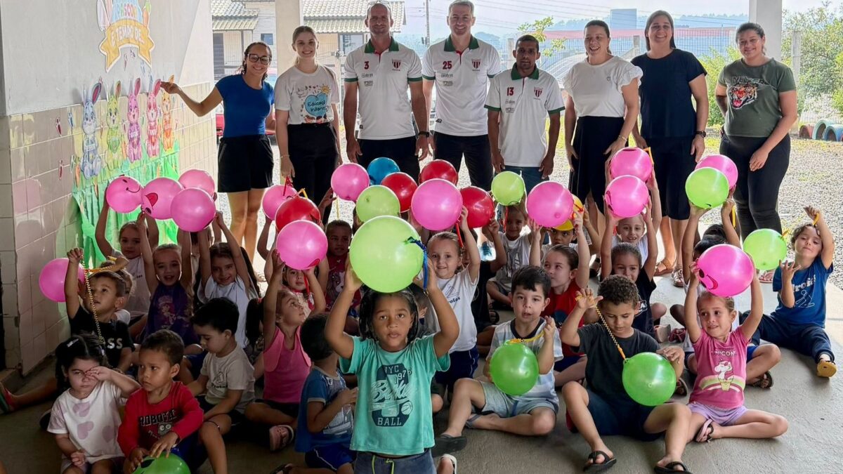 Master do Rui Barbosa visita o Profas e entrega brinquedos aos alunos