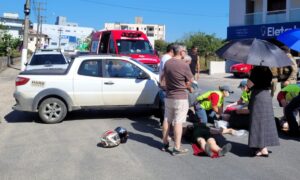 Homem fica ferido após colisão entre carro e moto