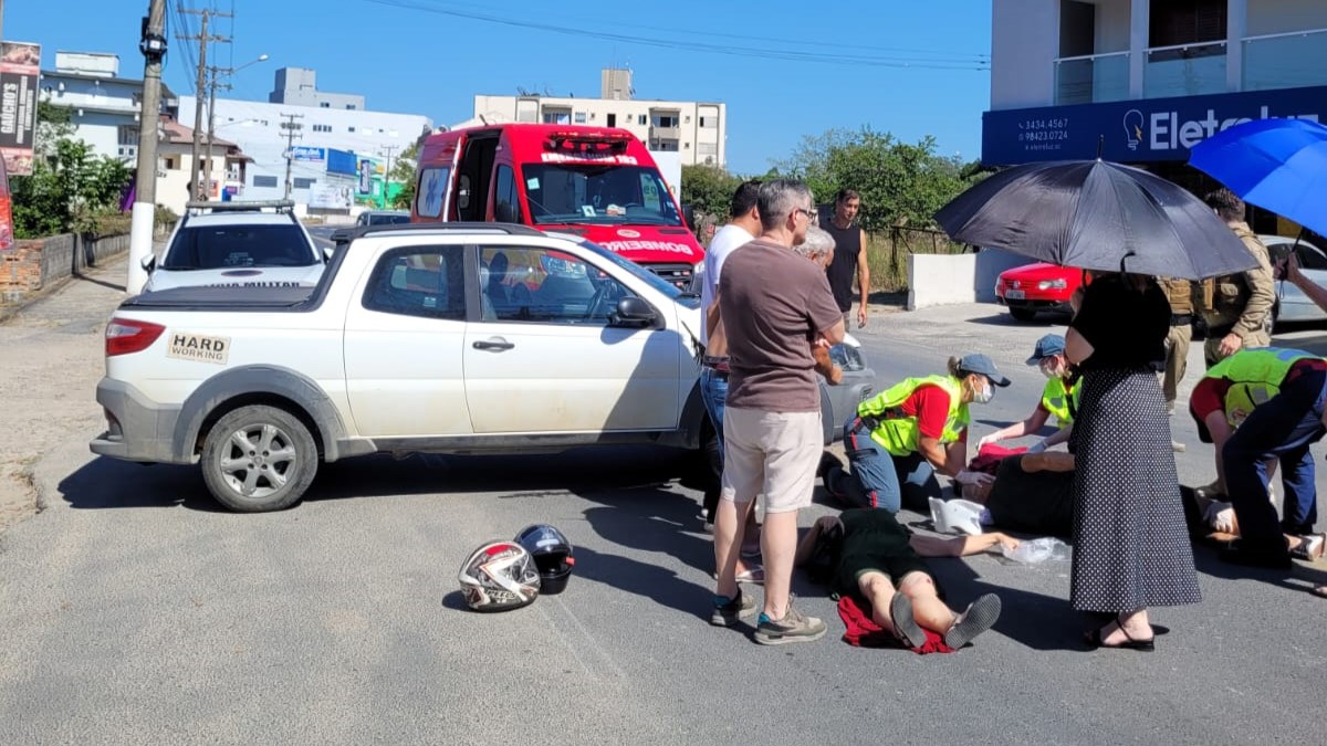 Homem fica ferido após colisão entre carro e moto