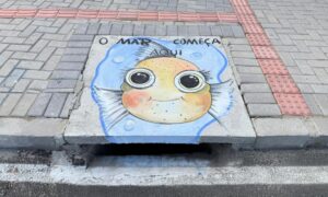 Projeto da Fundação do Meio Ambiente de Morro da Fumaça destaca mensagem de conscientização em bocas de lobo