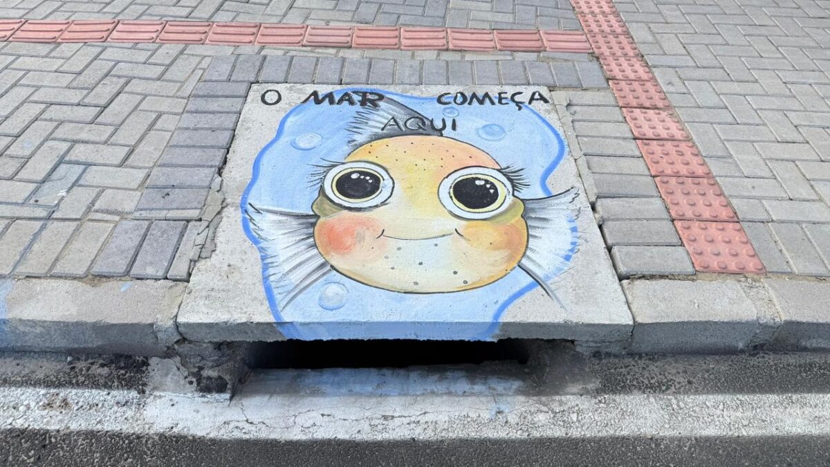 Projeto da Fundação do Meio Ambiente de Morro da Fumaça destaca mensagem de conscientização em bocas de lobo