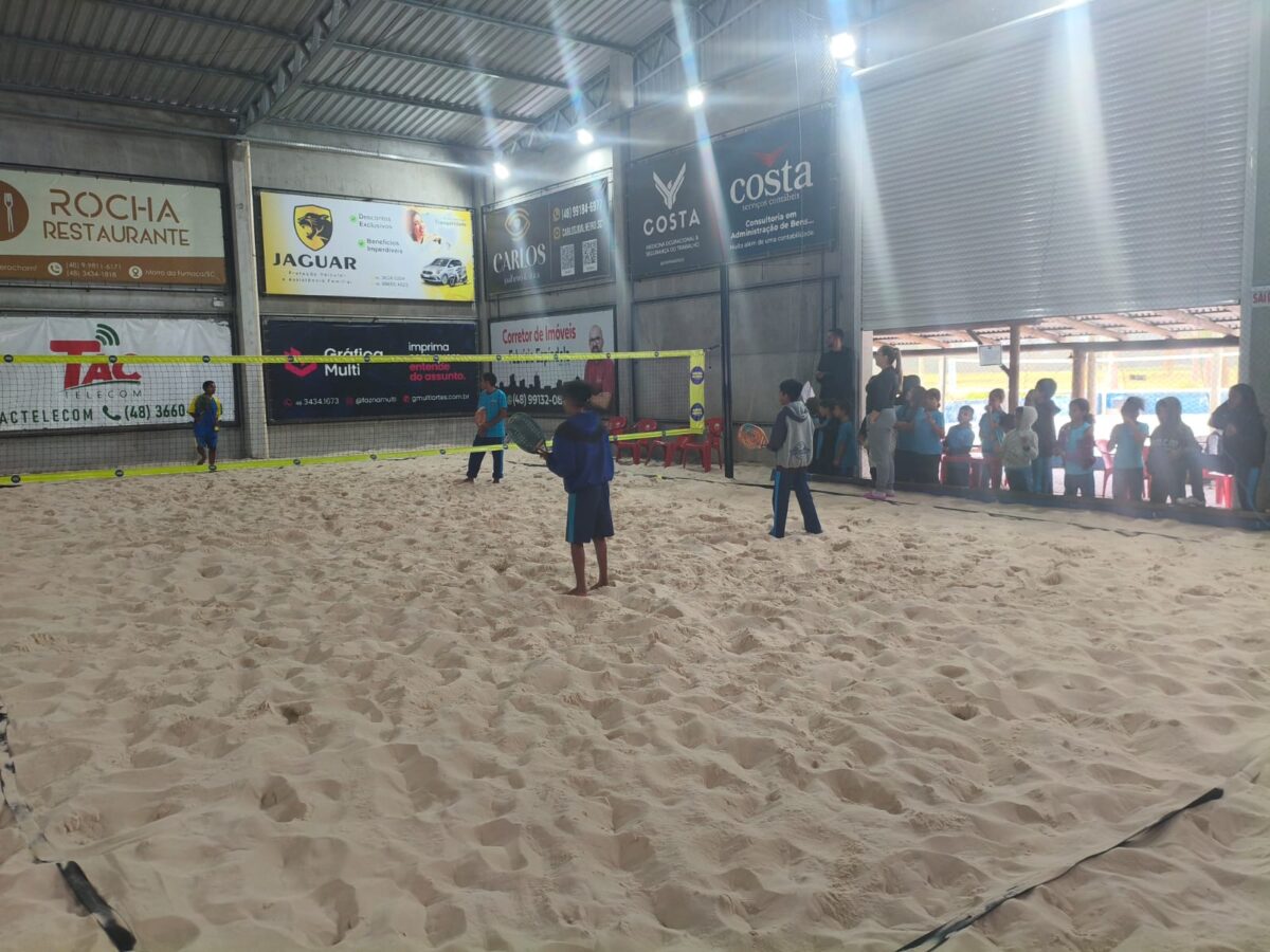 Circuito de Beach Tennis movimenta alunos do projeto Em Movimento