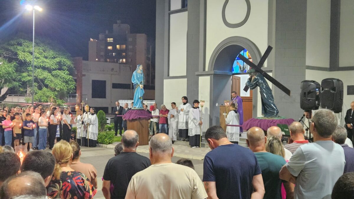 Fiéis participam do Encontro das Imagens na Paróquia São Roque