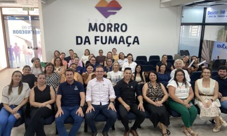 Morro da Fumaça entrega certificados a educadores por práticas na alfabetização