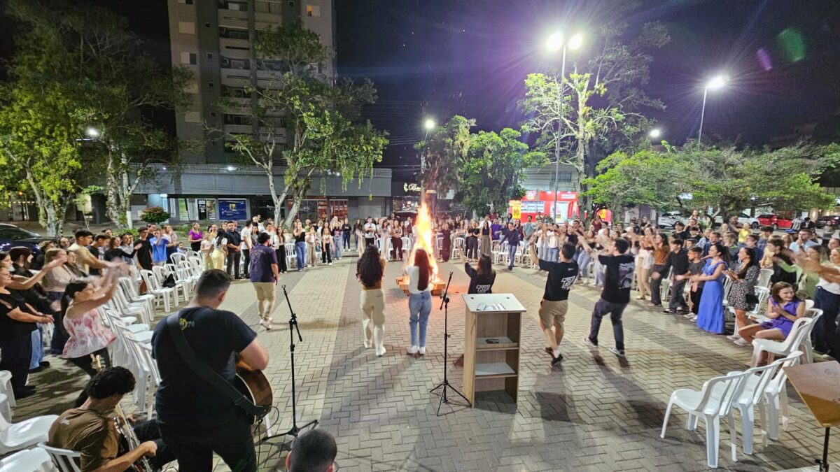 Luau reúne jovens e famílias na Praça da Igreja Matriz São Roque