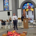Luau reúne jovens e famílias na Praça da Igreja Matriz São Roque