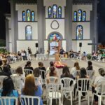 Luau reúne jovens e famílias na Praça da Igreja Matriz São Roque