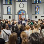 Luau reúne jovens e famílias na Praça da Igreja Matriz São Roque