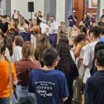 Luau reúne jovens e famílias na Praça da Igreja Matriz São Roque