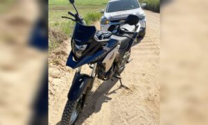 Moto abandonada em área de mata é recuperada em Morro da Fumaça