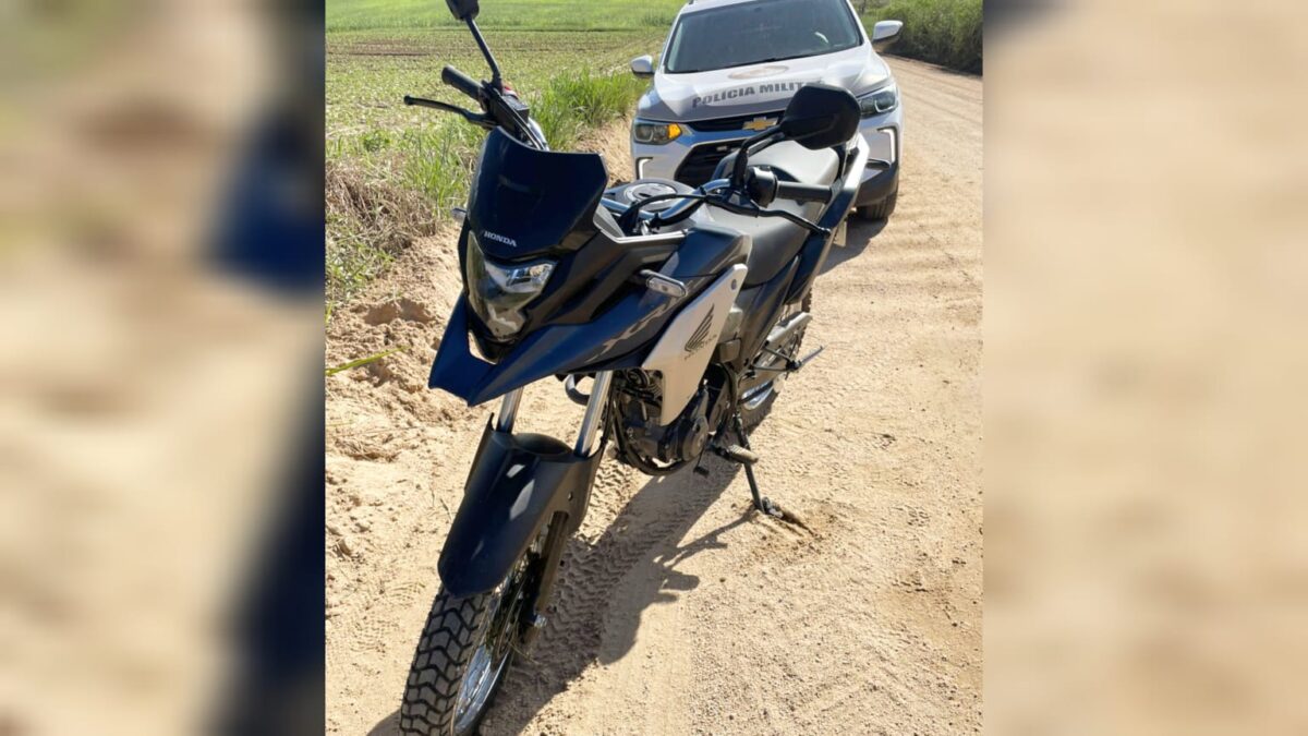 Moto abandonada em área de mata é recuperada em Morro da Fumaça