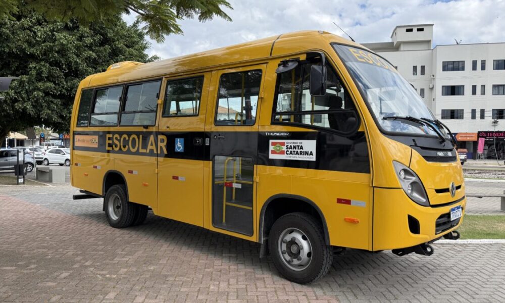 Morro da Fumaça recebe novo ônibus escolar para o transporte de estudantes da rede pública