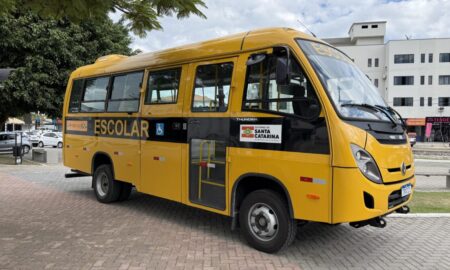 Morro da Fumaça recebe novo ônibus escolar para o transporte de estudantes da rede pública