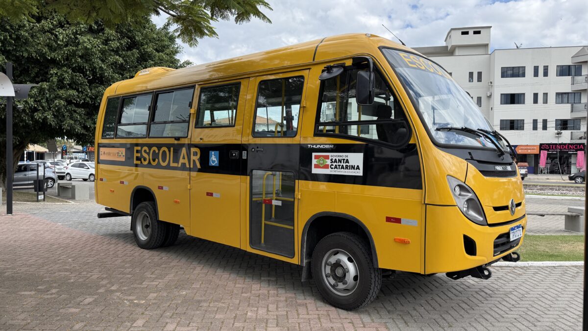Morro da Fumaça recebe novo ônibus escolar para o transporte de estudantes da rede pública