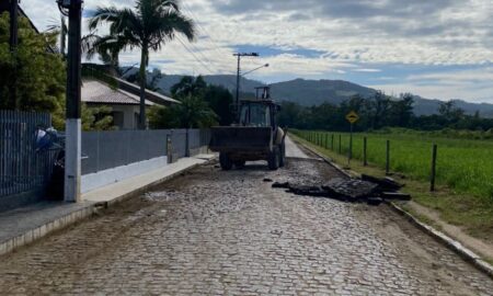 Limpeza da Rua Biazio Maragno prepara caminho para aplicação de asfalto
