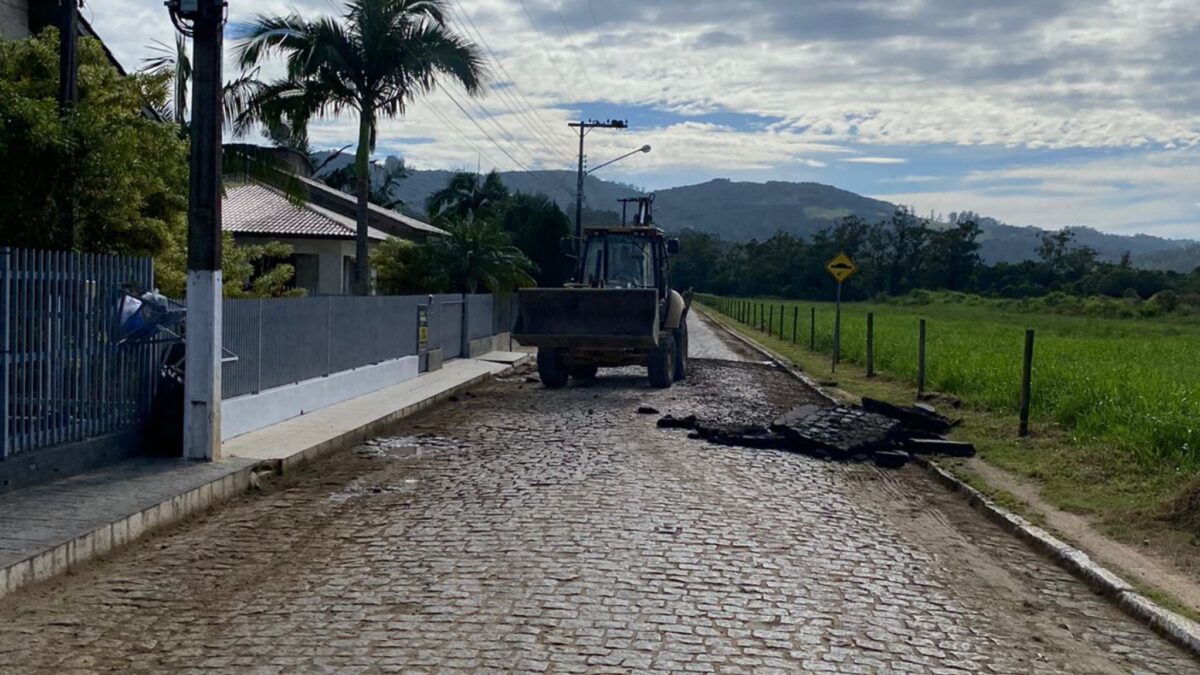 Limpeza da Rua Biazio Maragno prepara caminho para aplicação de asfalto
