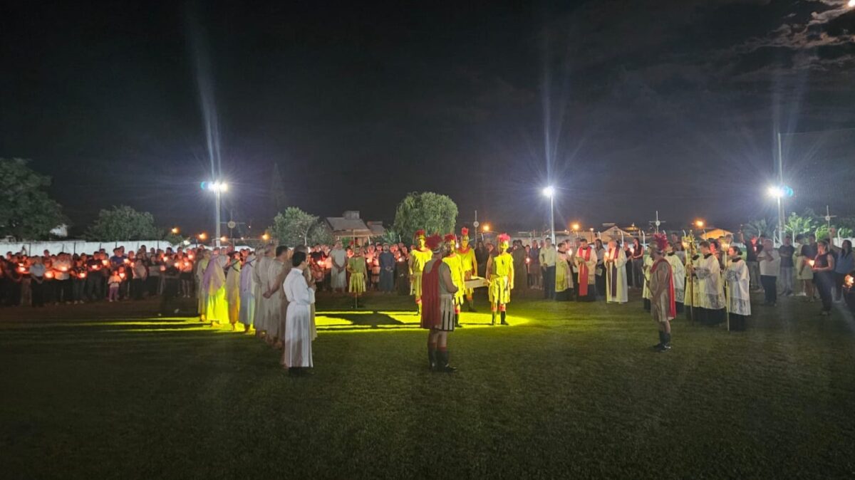 Fiéis acompanham Via Sacra e Procissão do Senhor Morto em Morro da Fumaça