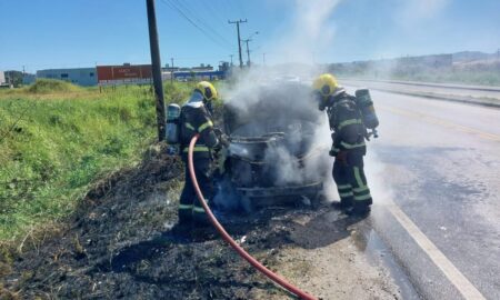 Veículo pega fogo na Rodovia Olívio Cechinel