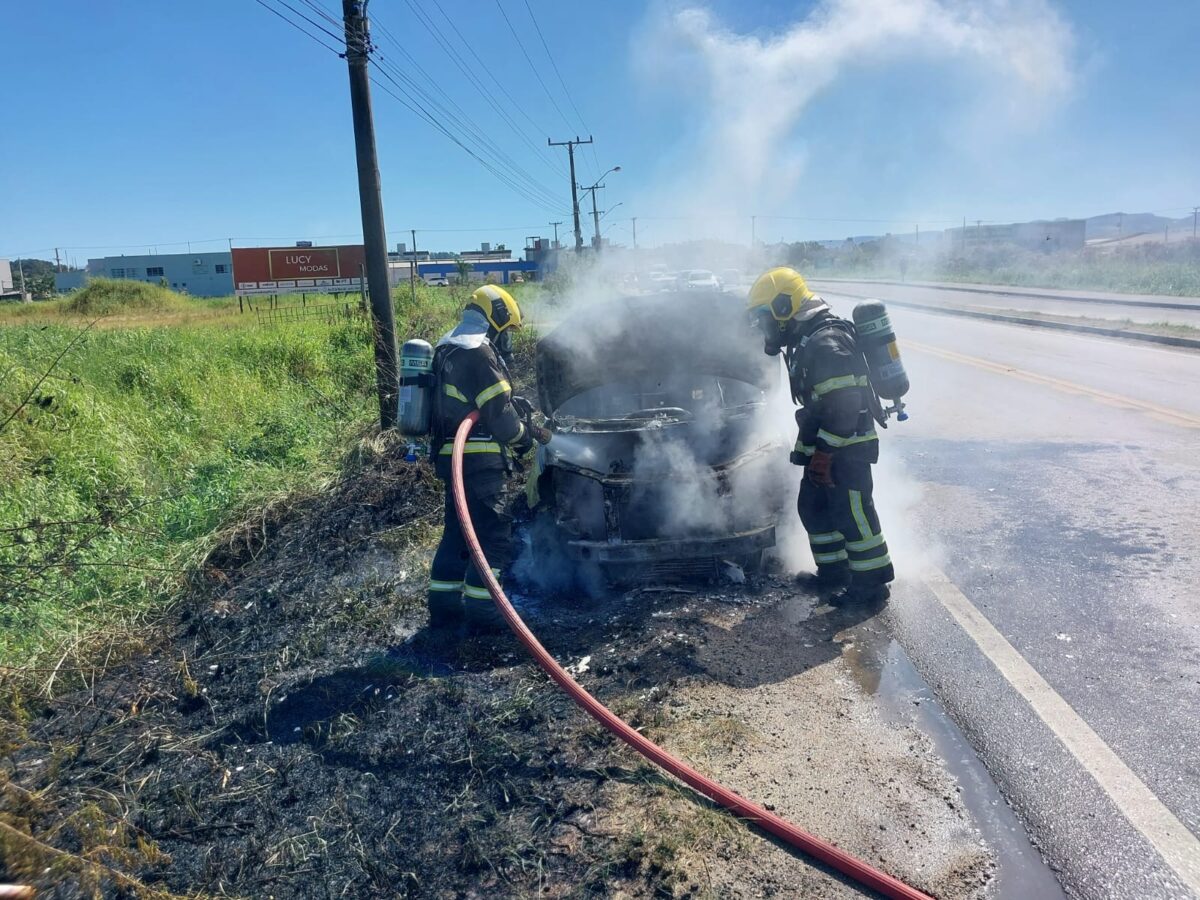 Veículo pega fogo na Rodovia Olívio Cechinel