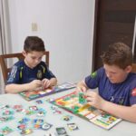 Álbum de figurinhas da Copa do Mundo vira febre entre crianças e adultos em Morro da Fumaça