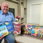 Álbum de figurinhas da Copa do Mundo vira febre entre crianças e adultos em Morro da Fumaça