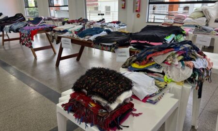 Campanha do Agasalho 2026 beneficia famílias fumacenses com entrega de roupas e itens de inverno