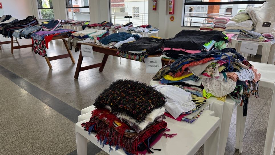 Campanha do Agasalho 2026 beneficia famílias fumacenses com entrega de roupas e itens de inverno