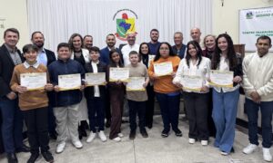 Jovens tomam posse como vereadores mirins e prometem levar a voz das escolas ao parlamento de Morro da Fumaça