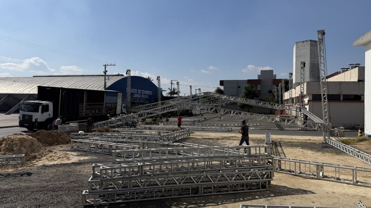Montagem da estrutura da Maggiofest 2026 inicia em Morro da Fumaça