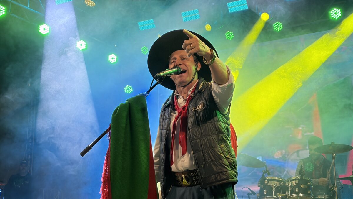 João Luiz Corrêa encerra Maggiofest 2026 com praça lotada em Morro da Fumaça