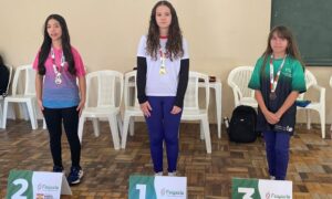 Alunos fumacenses conquistam vagas para fase seletiva do Jesc no xadrez e badminton