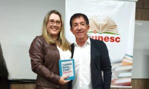 Psicopedagoga Elaine Cristina Bortolatto participa de livro sobre Educação lançado na Unesc