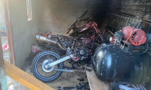 Incêndio atinge edícula em Morro da Fumaça após tentativa de ligar motocicleta