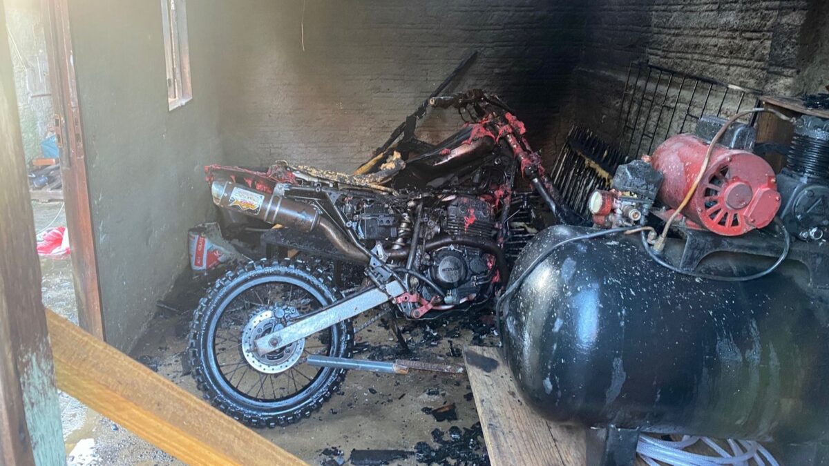 Incêndio atinge edícula em Morro da Fumaça após tentativa de ligar motocicleta