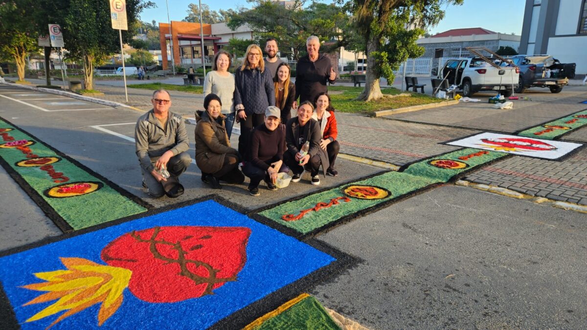 Comunidade acorda de madrugada e transforma ruas de Morro da Fumaça para Corpus Christi