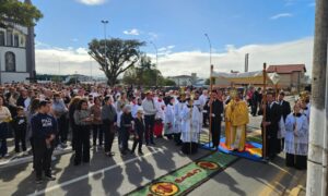 Igreja lotada e forte participação dos fiéis marcam Corpus Christi em Morro da Fumaça