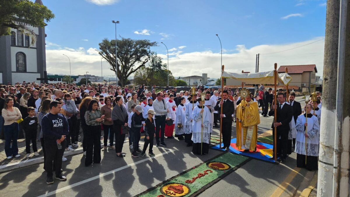 Igreja lotada e forte participação dos fiéis marcam Corpus Christi em Morro da Fumaça