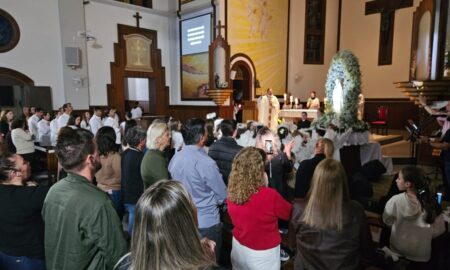 Missa Carismática encerra mês mariano com emocionante coroação de Nossa Senhora