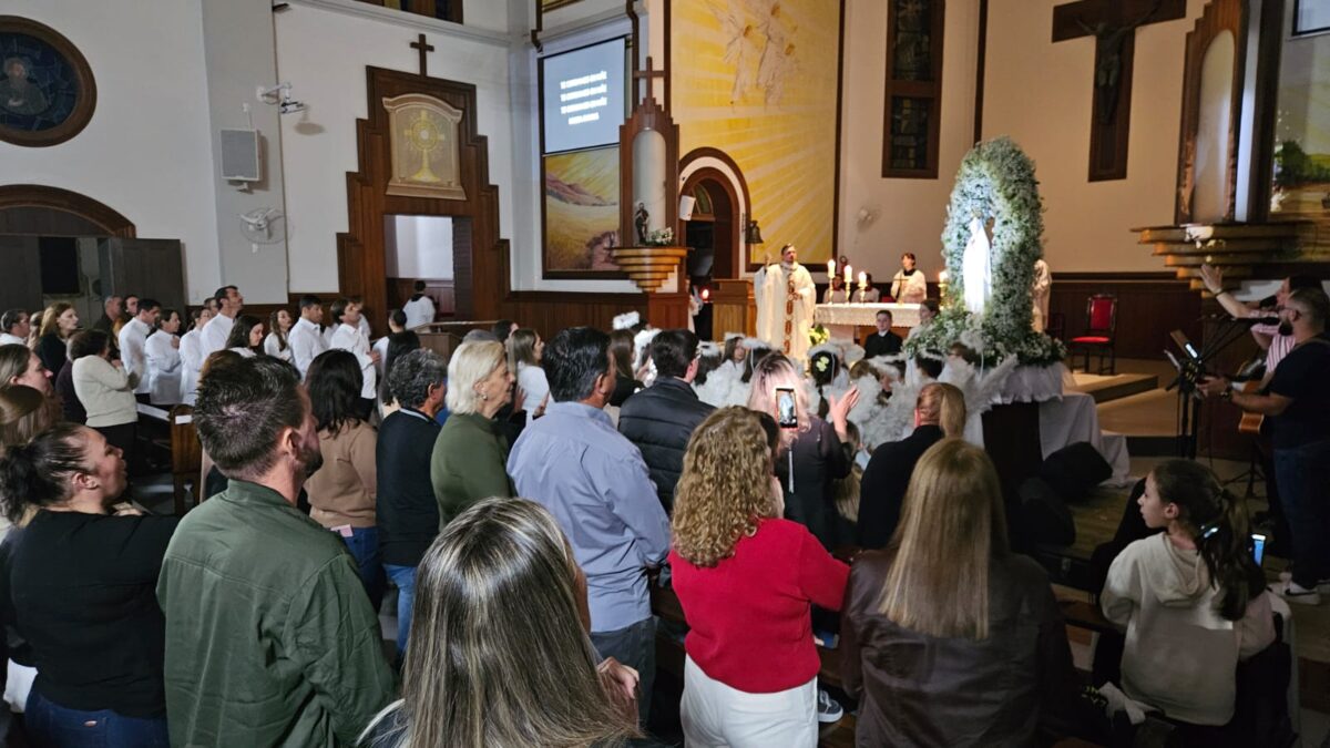 Missa Carismática encerra mês mariano com emocionante coroação de Nossa Senhora