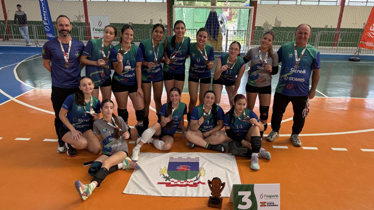 Voleibol feminino de Morro da Fumaça conquista 3º lugar nos Joguinhos Abertos e garante vaga na etapa estadual