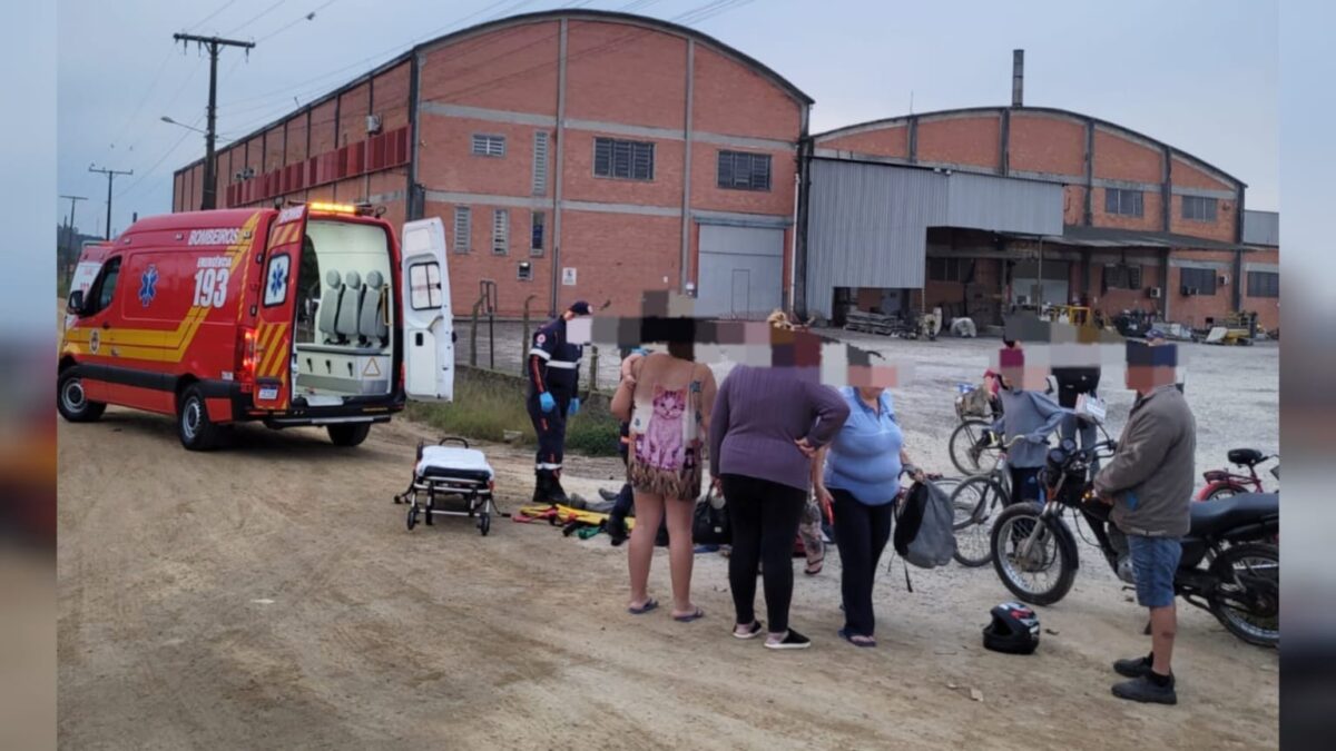Colisão entre moto e bicicleta deixa homem ferido em Morro da Fumaça
