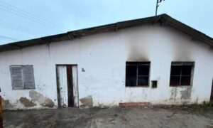Corpo de Bombeiros combate incêndio em residência abandonada no bairro Maccari