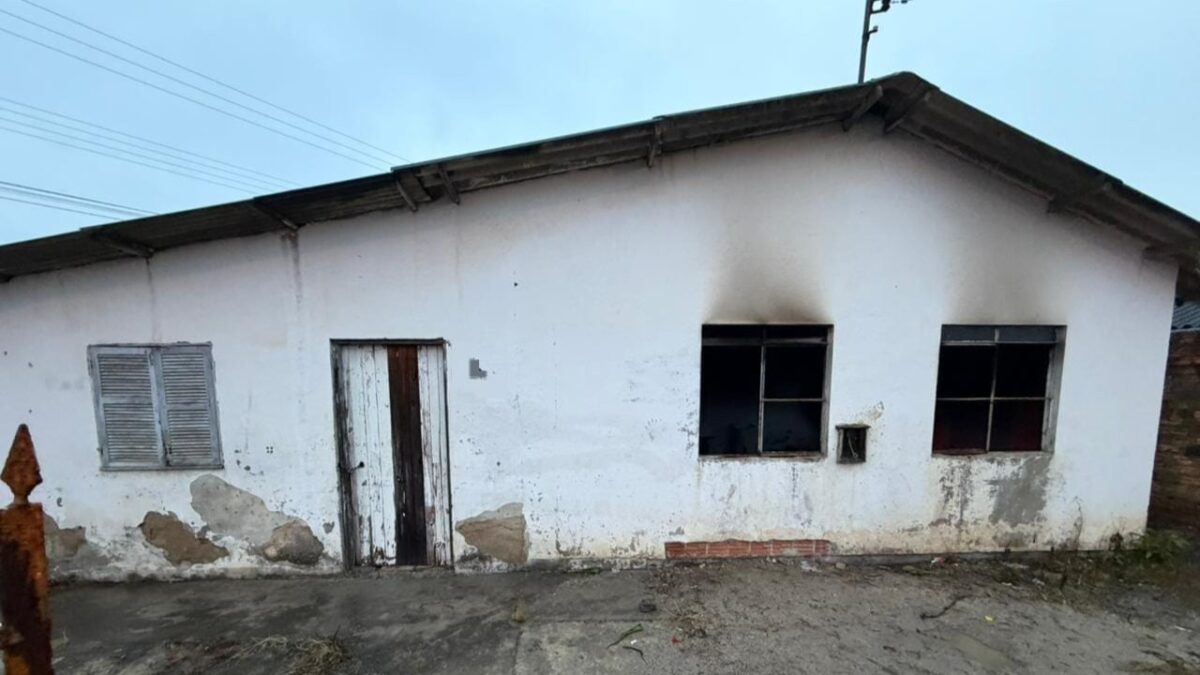 Corpo de Bombeiros combate incêndio em residência abandonada no bairro Maccari
